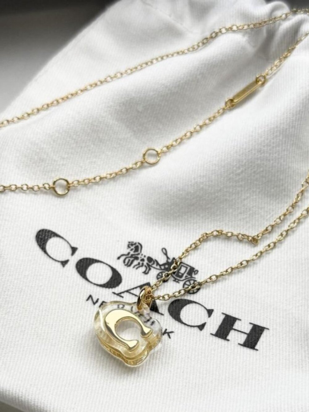 COACH NY GOLD TONE SIGNATURE “C” LUCITE PENDANT NECKLACE 16”+2” - Picture 4 of 6